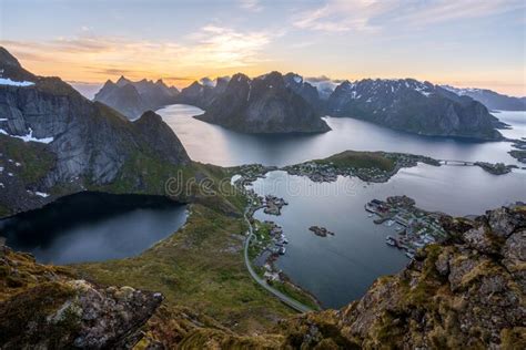 Do Topo Da Famosa Reinebringen Que Ignora A Cidade De Reine Em Lofoten