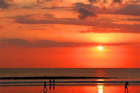 Pantai kuta bali akan menyapa begitu anda menginjakkan kaki di bali. Pantai Kuta Bali