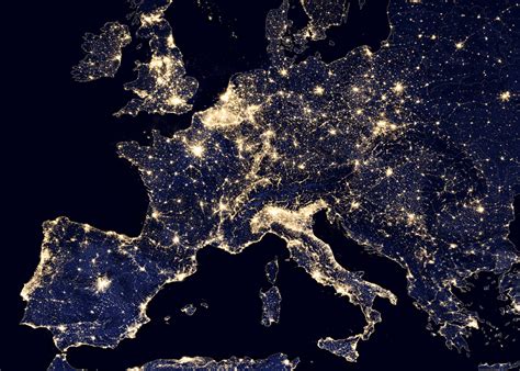 Foto Grande De Imágenes De Satélite De Europa En La Noche Europa