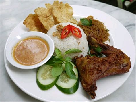 Ayam penyet (javanese for smashed fried chicken) is indonesian — more precisely east javanese cuisine — fried chicken dish consisting of fried chicken that is smashed with the pestle against mortar to make it softer, served with sambal, slices of cucumbers, fried tofu and tempeh. Jual Nasi Ayam Penyet di lapak supri yanto cahgunungsumur