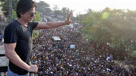 Shahrukh khan was born on 2 november 1965 in new delhi, india. Shah Rukh Khan Has Asked Fans Not to Gather Outside Mannat ...