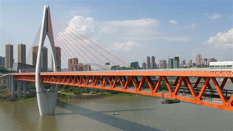 China Chongqing Qianximen Twin River Double Deck Bridge With Train