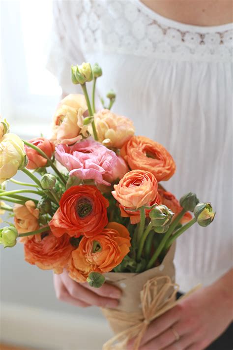 Fresh indoor flowers can make your home smell of summer and sunshine… until they begin to wilt. How to Wrap a Bouquet of Fresh Flowers (and a secret ...