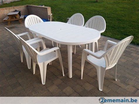 Table de jardin en plastique blanc (180cmx90cm) + 6 chaises  A vendre