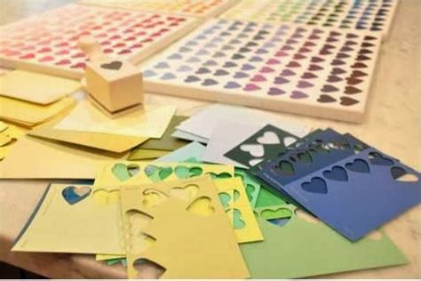 Penasaran bagaimana cara membuat hiasan gantung dari kertas untuk dekorasi di rumah? Kerajinan Tangan: Macam Macam Kerajinan Tangan, Hiasan Dinding Dari Kertas