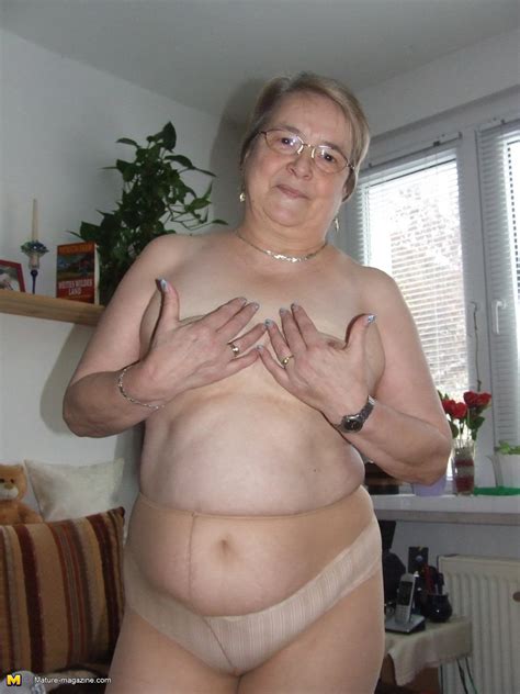 Granny Takes Off All Of Her Clothes And Starts Playing Grannypornpics Net