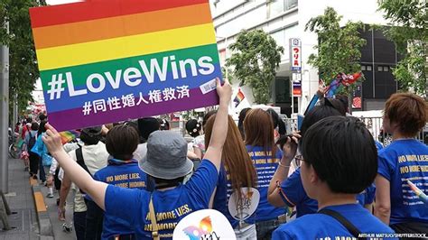 Tokyo Same Sex Couples Start Receiving Partnership Certificates
