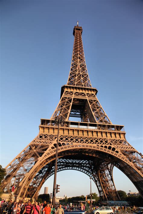 .es posible subir a pie hasta el primer piso? Eiffel tower