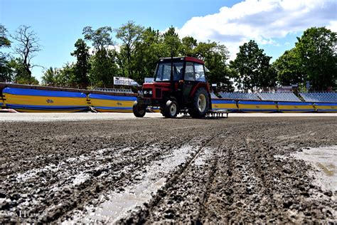 Official account of polonia bydgoszcz speedway club 🇵🇱🏁. Prace przy nawierzchni - ŻKS Polonia Bydgoszcz SA