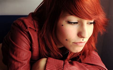 배경 화면 얼굴 모델 초상화 긴 머리 빨간 사진술 가수 흑발 꿰뚫는 유행 자살 여아 사람 피부