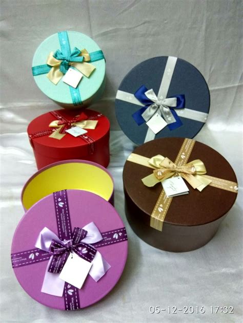 You can get some great cheap christmas gifts under $10 these days, so there is no need to spend a fortune on them. Singapore Gift Boxes: Round boxes for Christmas 2016