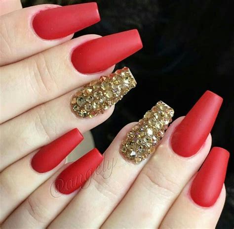 Si te diriges al club, combina estas uñas con. Uñas rojo mate y cristales dorados | Uñas de color rojo ...