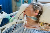 Woman on a ventilator in intensive care - Stock Image - C050/9971 ...