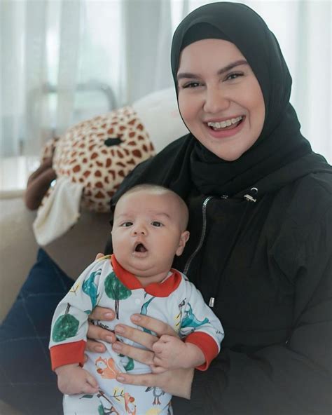Ungkap sayang kepada suami, cut meyriska nggak tahan untuk nggak mewek. 10 Adu Gaya Momong Anak Irish Bella dan Cut Meyriska