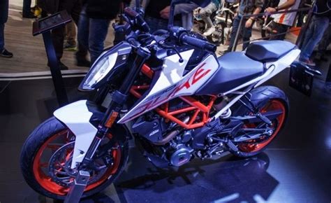 Ktm introduced a new colour option midnight black on the recently launched duke 390. 2017 KTM 390 Duke: Limited Edition with New White Colour