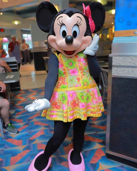 Pin By Tt Tha Phillien On Disneyland Mascots Minnie Mouse Pictures