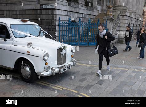 White Taxi Cab Hi Res Stock Photography And Images Alamy