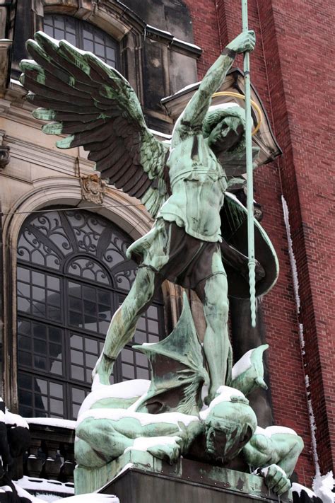 Erzengel Michael Statue über Dem Portal Der St Michaeliskirche Hamburg