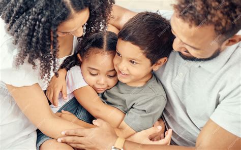 Amor Relajado Y Abrazo Familiar Para El Cuidado En Un Hogar Feliz