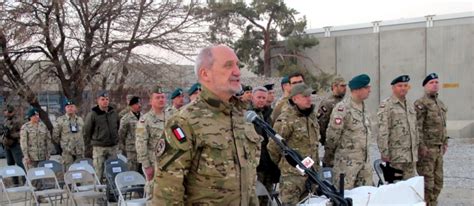 Niewielkiego kontyngentu amerykańskich wojsk do szkolenia sił afgańskich w walce z ekstremistami. Antoni Macierewicz w Kuwejcie i Afganistanie. Szef MON ...