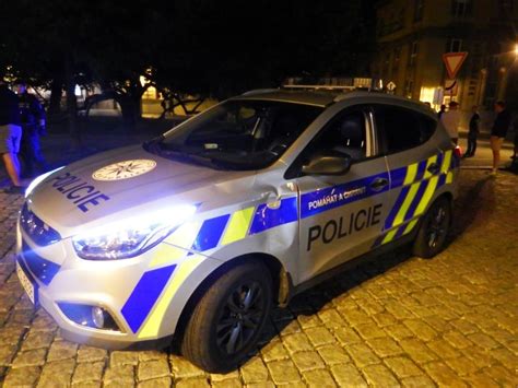 Policejní Hyundai versus fanoušek - rozbili se oba | Krimi ...
