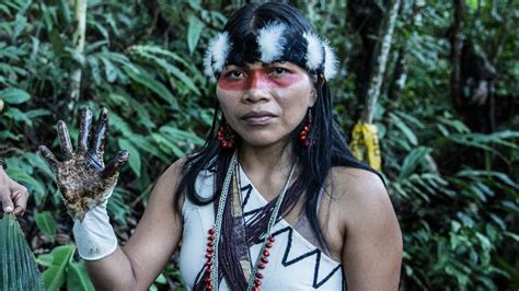 Mujer indígena gana Nobel ambiental por defender el Amazonas de la extracción petrolera