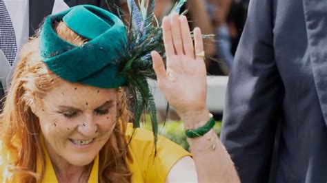 Sarah Ferguson Shows Off Deep Curtsy As She Reunites With Ex Prince Andrew For Royal Ascot Youtube