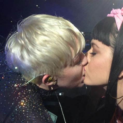 celebrity lesbian kiss
