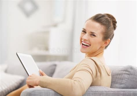 在观点的有片剂的微笑的妇女之上在沙发 库存照片 图片 包括有 选项 安静 计算机 连通性 现代 22221028