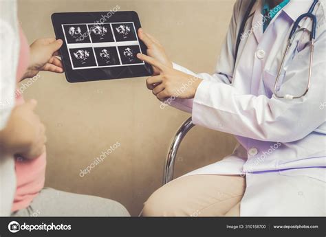 mulher grávida e ginecologista médica do hospital fotos imagens de © biancoblue 310158700