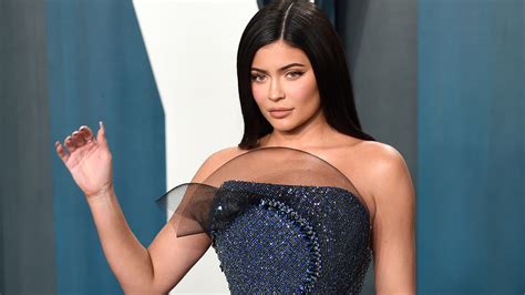 Kylie Jenners New Manicure Is The Perfect Wine Shade For Fall Teen Vogue