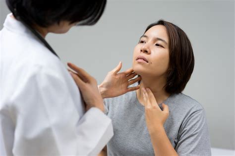 Premium Photo Doctor Is Examining Female Patients Injured Neck