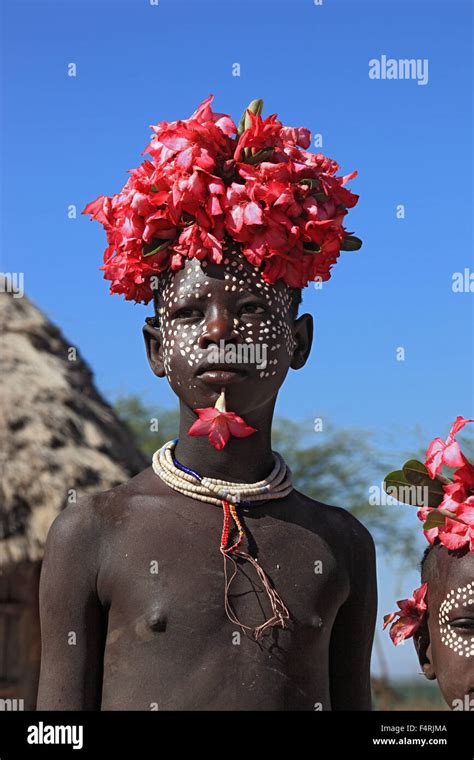 región de omo miembros de la tribu por el pueblo de karo con decoración floral y pintura