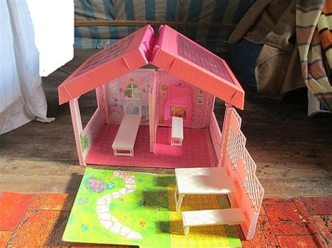 Check out some similar items below! Barbie Puppen Haus im Koffer - hoork.com