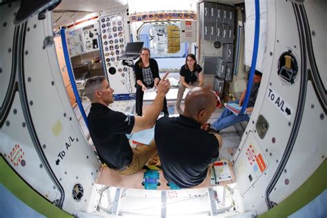 Tinggalkan Stasiun Luar Angkasa Iss Astronot Kembali Ke Bumi Dengan