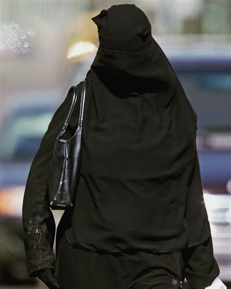 Pin By Ay E Ero Lu On Niqab Burqa Veils Masks Fashion Burqa Muslimah