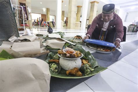 Megibung Makan Bersama Ala Raja Yang Jadi Tradisi Ramadhan Di Bali