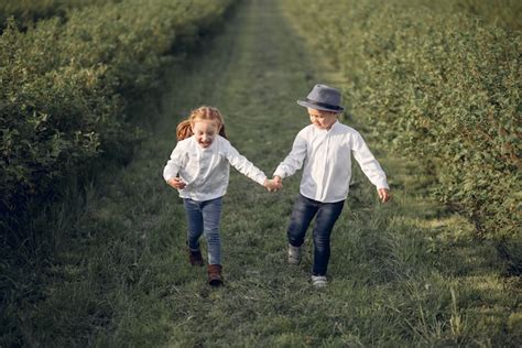 Lindos Niños Pequeños En Un Campo De Primavera Foto Gratis