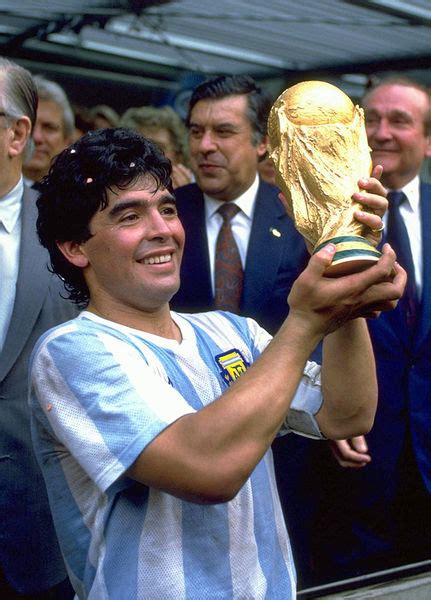 Brezilyalı efsane futbolcu pele, arjantinli diego armando maradona'nın vefatı nedeniyle taziye mesajı yayımladı. Diego Maradona | ilmanesta