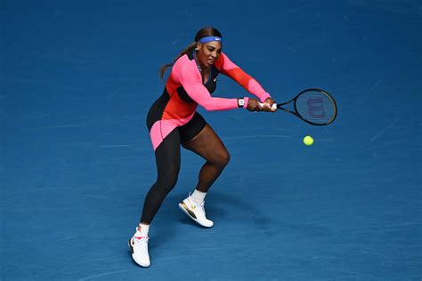 Hat wieder einmal mit einem extravaganten outfit für aufsehen gesorgt: Go girl! Serena Williams debuts wild on-court outfit at ...