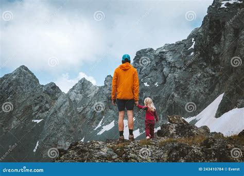 Padre Familiar E Hija Excursionismo En Las Montañas Vacaciones Al Aire