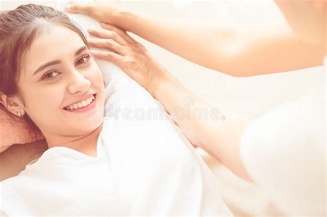 De Vrouw Die Houtskool Ontvangen Schrobt Op De Rug In Thaise Massage Spa Stock Foto Afbeelding