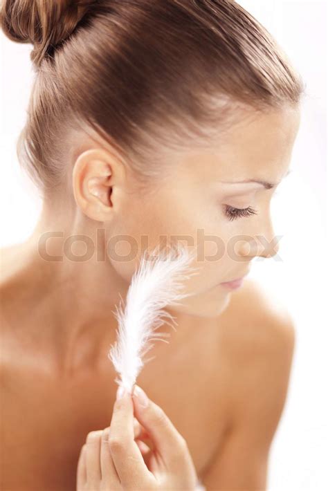 Smukke Kvindelige R Re Fjer Til Hendes Rene Sund Hud Closeup Over Hvide