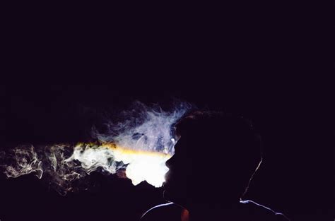 무료 이미지 남자 실루엣 사람 빛 밤 소년 연기 어두운 그림자 어둠 담배 우뢰 얼굴 시가 흡연자