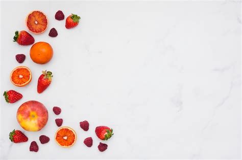 Vue De Dessus Des Oranges Et Des Fraises Photo Gratuite