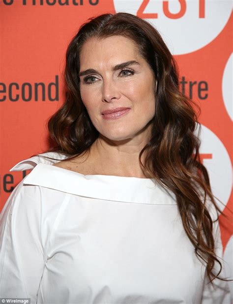 Brooke Shields Shows Off Her Youthful Glow In Nyc Daily Mail Online