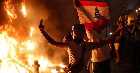 레바논 정부는 베이루트에 2주간의 비상사태를 선포하고, 폭발 원인으로 추정되는 질산암모늄 보관에 관여한 사람들에 대해 가택연금을 명령했다. 레바논 폭발참사 : 다시 불붙는 국민들의 분노 - 민중의소리