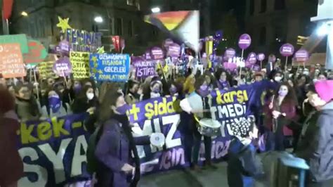 Miles de mujeres toman las calles en Turquía para exigir el