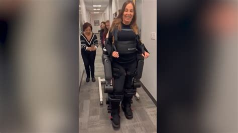 Senadora Mara Gabrilli testa exoesqueleto para pessoas com deficiência