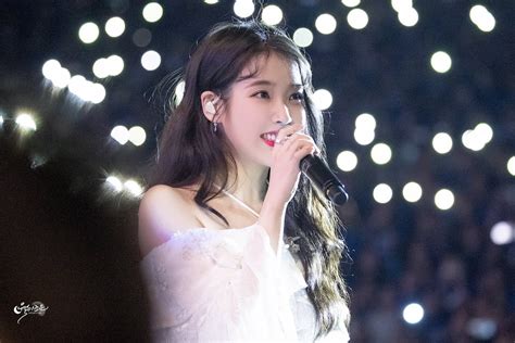 Iu Handled A Glitch On Stage Like A Boss And The Crowd Absolutely